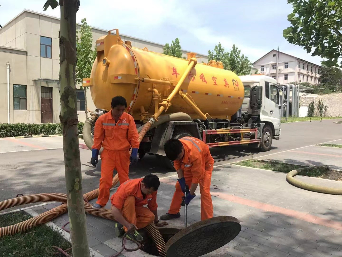 城关管道疏通车停在窨井附近