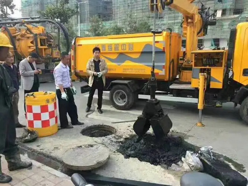 城关街道：网格员化身“清道夫”，为民解忧疏通“堵心”化粪池